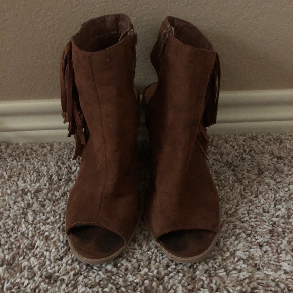 Shop Impressions Fringed Heels - Picture 5 of 6